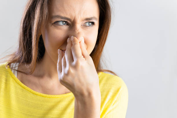 Cô gái bịt mũi khó chịu khi ngửi thấy mùi hắc hôi khó chịu