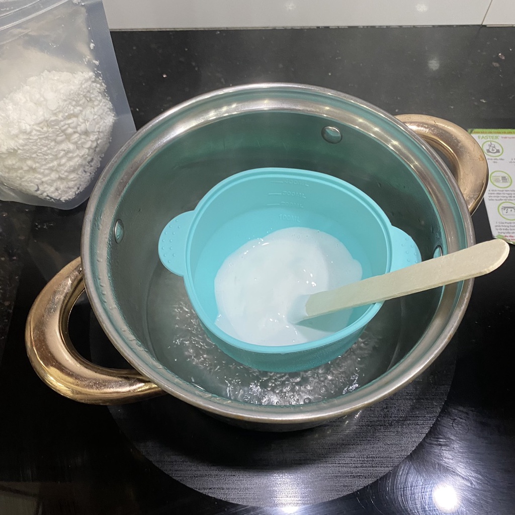 Nấu sáp bằng chén silicon, nấu cách thủy